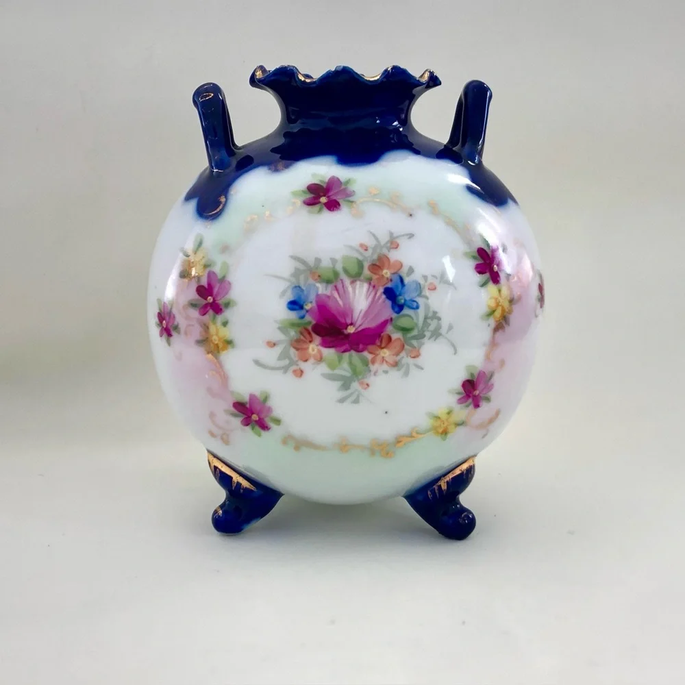 Vintage Round Bud Vase Pot 4" Porcelain Unmarked 3 legs Blue White Floral - Picture 1 of 16